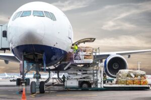 Cómo elegir el mejor servicio de transporte aéreo para tu carga